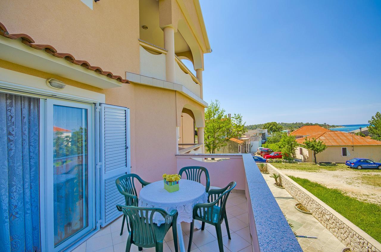 Apartments Biserka Novalja Exterior photo