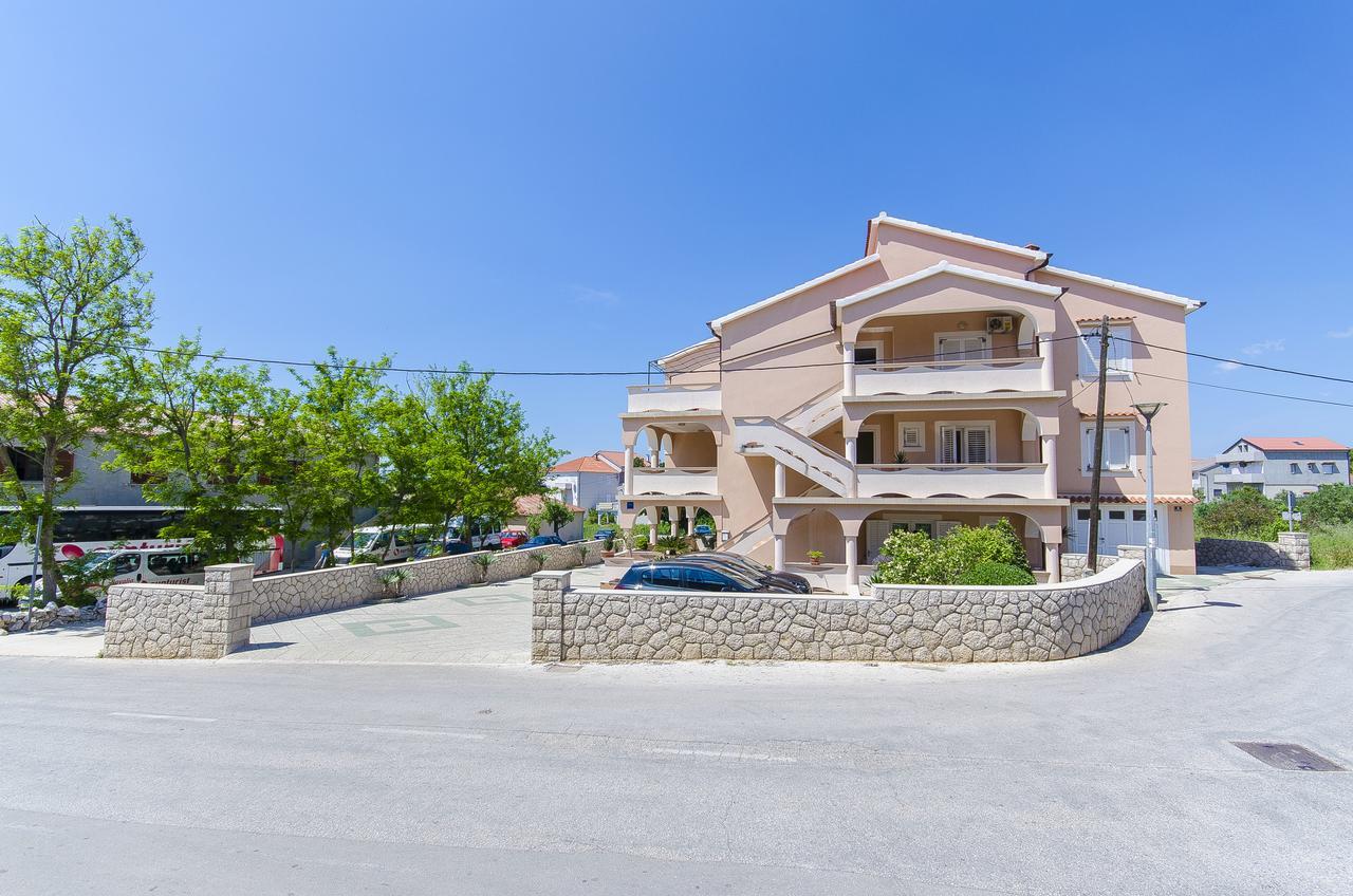 Apartments Biserka Novalja Exterior photo